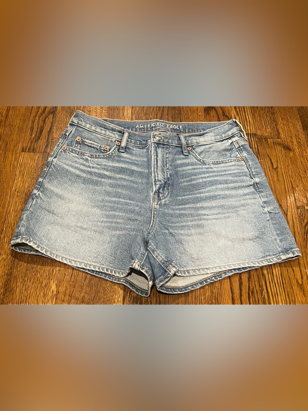 American Eagle Super High-Rise Relaxed Denim Shorts | Size 4 | Light Wash